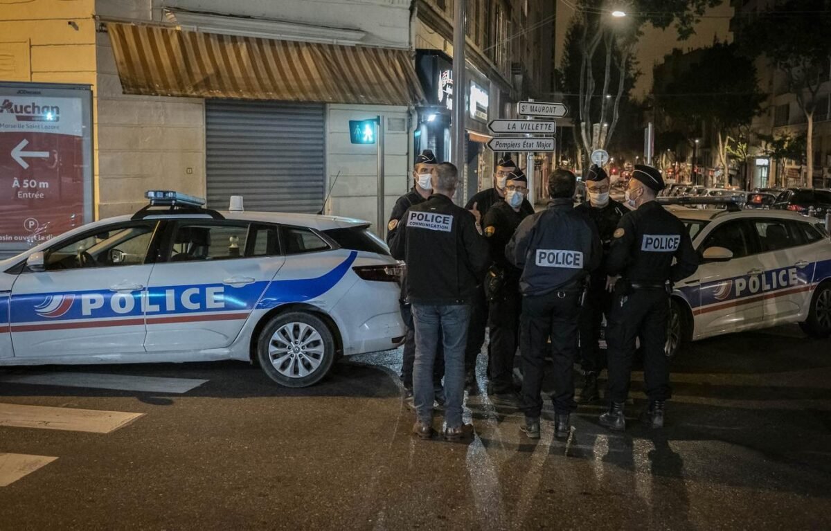 Intervention de policiers dans le XVe arrondissement de Paris après l'agression d'un militaire