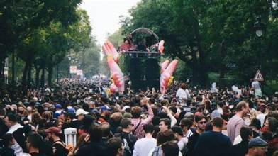 Foule rassemblée à Paris lors de la Techno Parade 2026