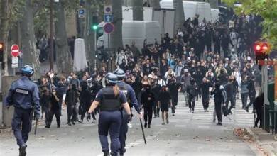 Des lycéens rassemblés devant un établissement scolaire lors d’un blocus