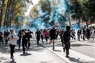 Policiers face à des lycéens lors d’un blocus en France