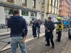 Grenoble : un homme brandit une arme devant une supérette pour défendre son commerce pendant la manifestation du 24 octobre