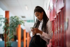 Réseaux sociaux : ce qui change vraiment pour les mineurs après la nouvelle loi