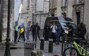 Saint-Cyr-l’École : un bébé d’un an blessé par un tir de mortier en marge du blocus lycéen